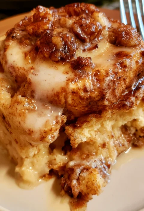 Easy Crockpot Cinnamon Roll Casserole